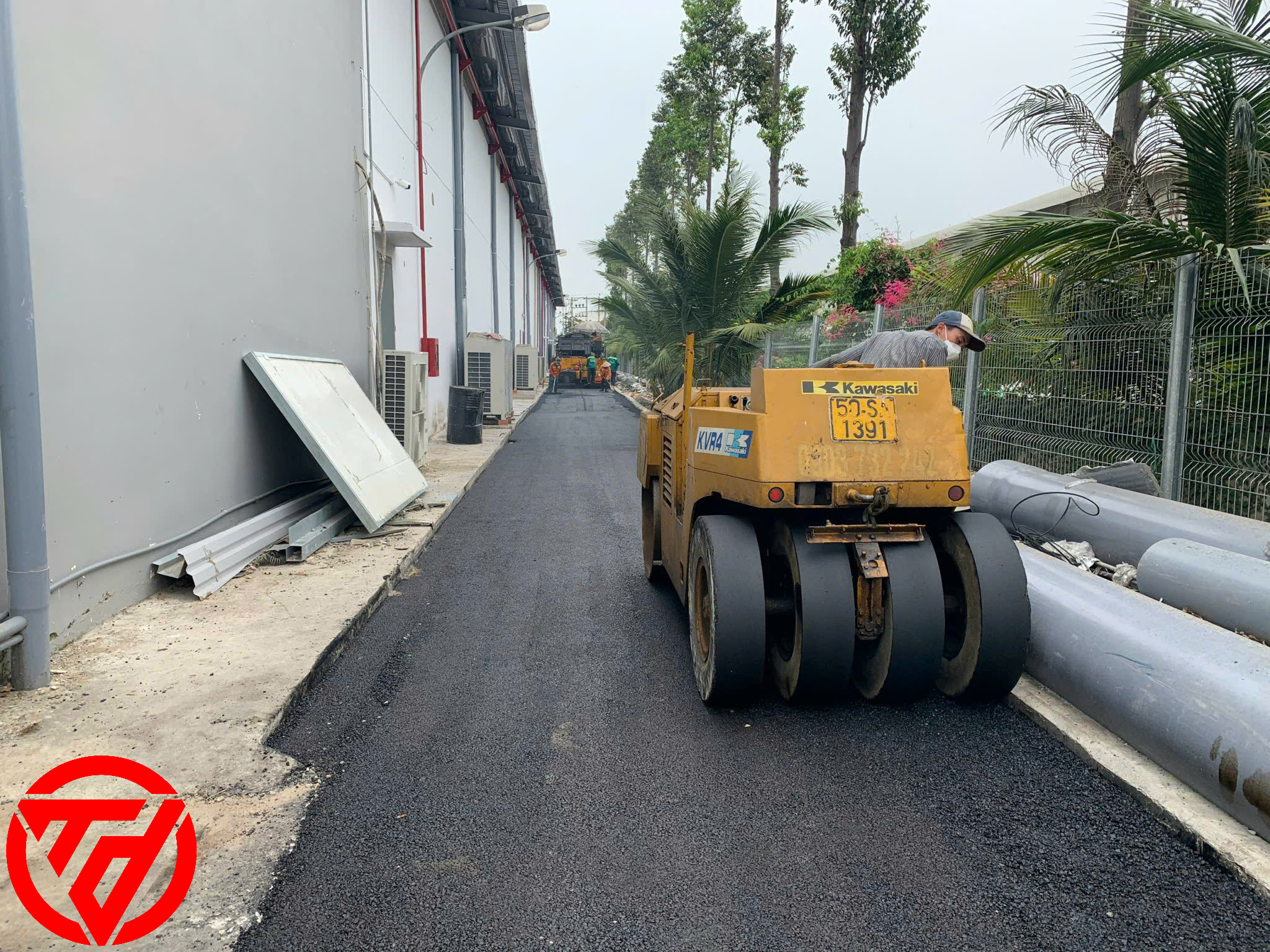 Làm đường nội bộ thảm bê tông nhựa nóng quận 8
